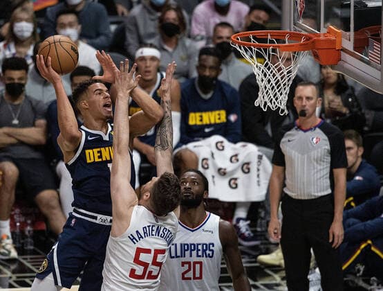 Sport Themen der Woche KW40 Sport Bilder des Tages October 4, 2021, Los Angeles, California, USA: Isaiah Hartenstein 55 of the Los Angeles Clippers tries to block Michael Porter Jr. 1 of the Denver Nuggets during their preseason NBA, Basketball Herren, USA game on Monday October 4, 2021 at the Staples Center in Los Angeles, California. Clippers defeat Nuggets, 103 - 102. PI Los Angeles USA - ZUMAp124 20211004_zaa_p124_007 Copyright: xJAVIERxROJASx