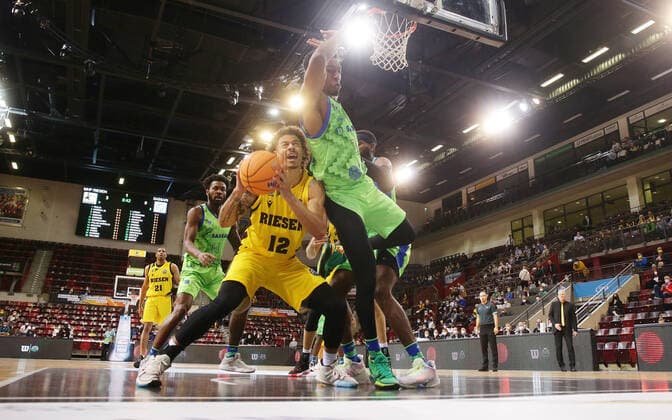 Ludwigsburg , Basketball Champions League MHP Riesen Ludwigsburg vs Dinamo Sassari , links: Jonah Radebaugh ( Riesen )