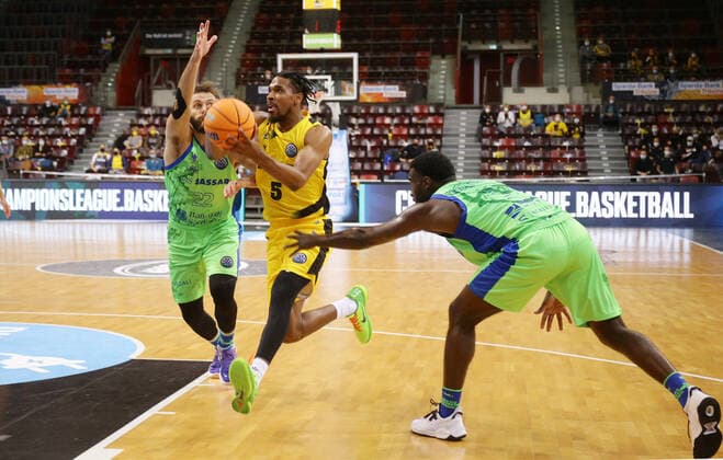 Ludwigsburg , Basketball Champions League MHP Riesen Ludwigsburg vs Dinamo Sassari , von links: Stefano Gentile ( Sassari ) Justin Simon ( Riesen ) Tyus Battle ( Sassari )