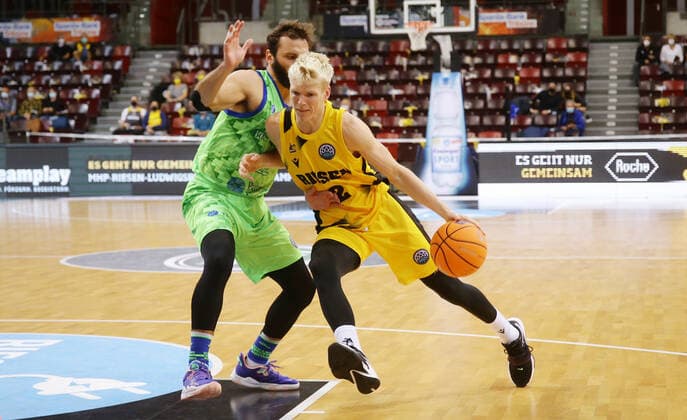 Ludwigsburg , Basketball Champions League MHP Riesen Ludwigsburg vs Dinamo Sassari , von links: Stefano Gentile ( Sassari ) Jacob Patrick Riesen )