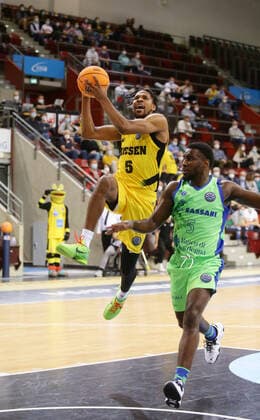 Ludwigsburg , Basketball Champions League MHP Riesen Ludwigsburg vs Dinamo Sassari , von links: Justin Smith ( Riesen ) Anthony Clemmons ( Sassari )