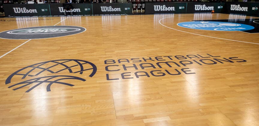 Spielfeld mit Basketball Champions League - Logo beim BCL-Spiel: MHP RIESEN Ludwigsburg - Dinamo Sassari am 05.10.2021 in Ludwigsburg (MHPArena) Deutschland Ludwigsburg. 05.10.21 Basketball , 05.10.2021, Ludwigsburg (Deutschland)