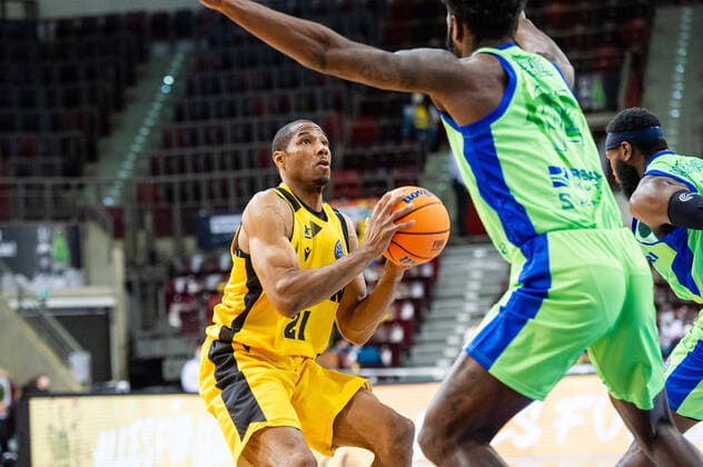 Tremmell Darden (MHP RIESEN Ludwigsburg 21) beim BCL-Spiel: MHP RIESEN Ludwigsburg - Dinamo Sassari am 05.10.2021 in Ludwigsburg (MHPArena) Deutschland Ludwigsburg. 05.10.21 Basketball , 05.10.2021, Ludwigsburg (Deutschland)
