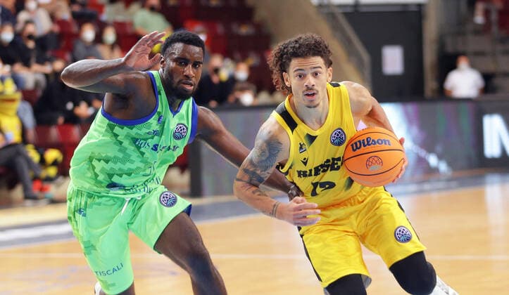 Sport Bilder des Tages Ludwigsburg , Basketball Champions League MHP Riesen Ludwigsburg vs Dinamo Sassari , von links: Anthony Clemmons ( Sassari ) Jonah Radebaugh ( Riesen )