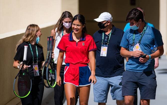 Mandatory Credit: Photo by Rob Prange Shutterstock (12525398b) Emma Raducanu of Great Britain talks to the media ahead of the 2021 BNP Paribas Open WTA, Tennis Damen 1000 tennis tournament 2021 BNP Paribas Open Day 2 - 05 Oct 2021 2021 BNP Paribas Open Day 2 - 05 Oct 2021  Copyright: xRobxPrange Shutterstockx 12525398b