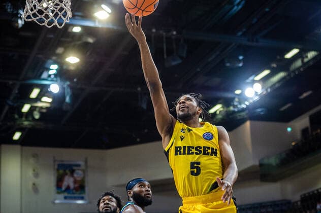 Justin Simon (MHP RIESEN Ludwigsburg 5) beim BCL-Spiel: MHP RIESEN Ludwigsburg - Dinamo Sassari am 05.10.2021 in Ludwigsburg (MHPArena) Deutschland Ludwigsburg. 05.10.21 Baskettball , 05.10.2021, Ludwigsburg (Deutschland)