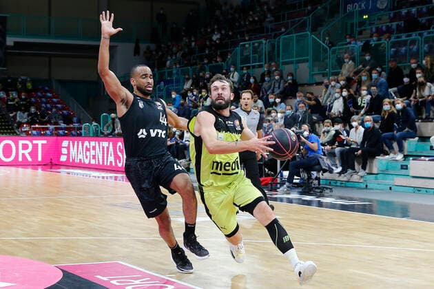 Basketball Bundesliga Magenta BBL Pokal Achtelfinale in der Oberfrankenhalle in Bayreuth Saison 2021-2022 Medi Bayreuth gegen Hamburg Towers Bastian Doreth (Medi Bayreuth 10) rechts Jabril Durham (Hamburg Towers 44) links