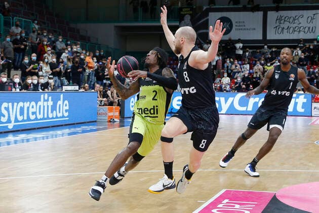 Basketball Bundesliga Magenta BBL Pokal Achtelfinale in der Oberfrankenhalle in Bayreuth Saison 2021-2022 Medi Bayreuth gegen Hamburg Towers Sacar Anim ( Medi Bayreuth 2) links Robin Christen (Hamburg Towers 8) rechts