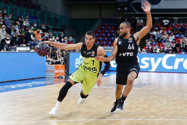 Basketball Bundesliga Magenta BBL Pokal Achtelfinale in der Oberfrankenhalle in Bayreuth Saison 2021-2022 Medi Bayreuth gegen Hamburg Towers Philip Jalalpoor (Medi Bayreuth 7) links Jabril Durham (Hamburg Towers 44) rechts