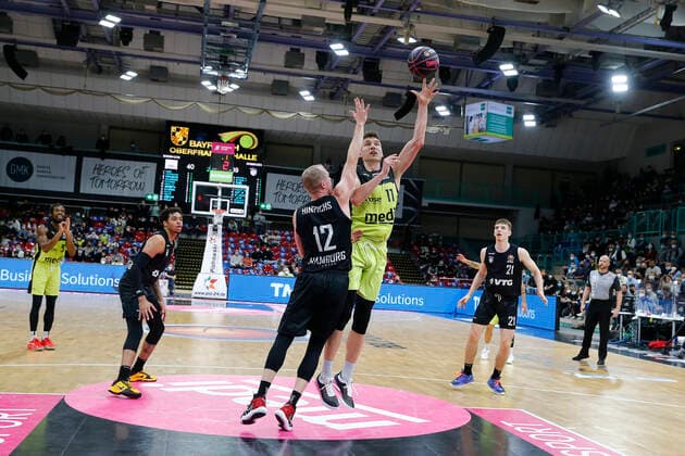 Basketball Bundesliga Magenta BBL Pokal Achtelfinale in der Oberfrankenhalle in Bayreuth Saison 2021-2022 Medi Bayreuth gegen Hamburg Towers Andreas Seiferth (Medi Bayreuth 11) rechts Seth Hinrichs (Hamburg Towers 12) links