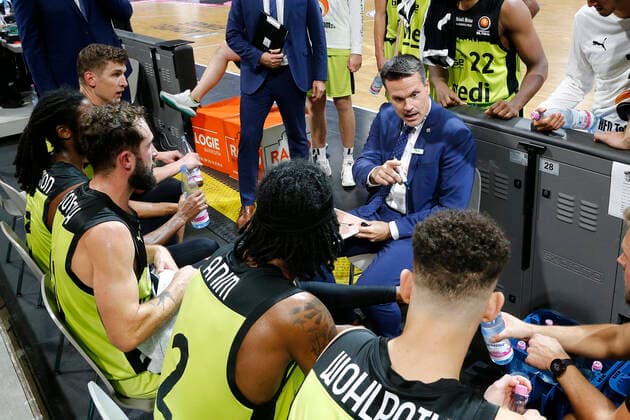 Basketball Bundesliga Magenta BBL Pokal Achtelfinale in der Oberfrankenhalle in Bayreuth Saison 2021-2022 Medi Bayreuth gegen Hamburg Towers Raoul Korner (Medi Bayreuth) Trainer Auszeit