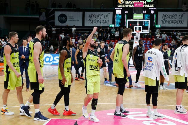 Basketball Bundesliga Magenta BBL Pokal Achtelfinale in der Oberfrankenhalle in Bayreuth Saison 2021-2022 Medi Bayreuth gegen Hamburg Towers Medi Spieler Jubel zum Sieg
