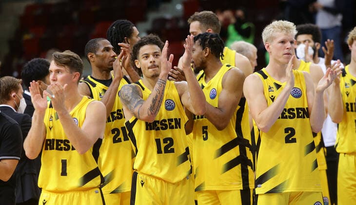 Sport Bilder des Tages Ludwigsburg , Basketball Champions League MHP Riesen Ludwigsburg vs Dinamo Sassari , Jubel Riesen , mitte: Jonah Radebaugh