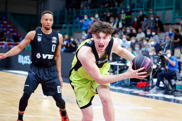 Basketball Bundesliga Magenta BBL Pokal Achtelfinale in der Oberfrankenhalle in Bayreuth Saison 2021-2022 Medi Bayreuth gegen Hamburg Towers Kay Bruhnke (Medi Bayreuth 9)