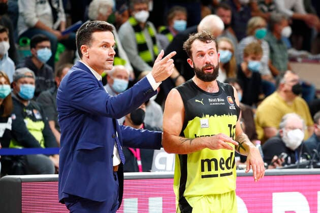 Basketball Bundesliga Magenta BBL Pokal Achtelfinale in der Oberfrankenhalle in Bayreuth Saison 2021-2022 Medi Bayreuth gegen Hamburg Towers Raoul Korner (Medi Bayreuth) Trainer links Bastian Doreth (Medi Bayreuth 10) rechts
