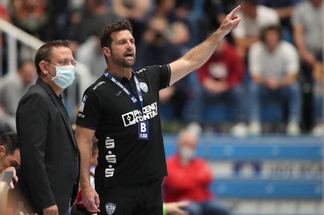 Dormagen, 05.10.2021, Handball: DHB-Pokal, 2.Runde, TSV Bayer Dormagen - Lemgo Lippe, TSV Bayer Sportcenter. Trainer Florian Kehrmann von TBV Lemgo Lippe ruft seinem Team etwas zu. TSV Bayer Dormagen - Lemgo Lippe