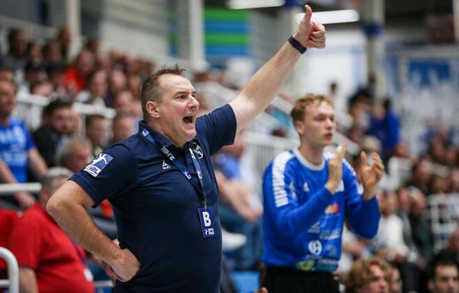 Dormagen, 05.10.2021, Handball: DHB-Pokal, 2.Runde, TSV Bayer Dormagen - Lemgo Lippe, TSV Bayer Sportcenter. Trainer Dusko Bilanovic von TSV Bayer Dormagen steht gestikulierend am Spielfeldrand. TSV Bayer Dormagen - Lemgo Lippe