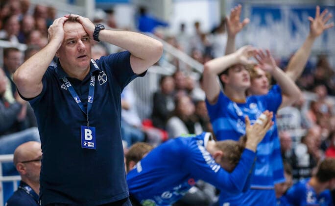 Dormagen, 05.10.2021, Handball: DHB-Pokal, 2.Runde, TSV Bayer Dormagen - Lemgo Lippe, TSV Bayer Sportcenter. Trainer Dusko Bilanovic von TSV Bayer Dormagen steht gestikulierend am Spielfeldrand. TSV Bayer Dormagen - Lemgo Lippe