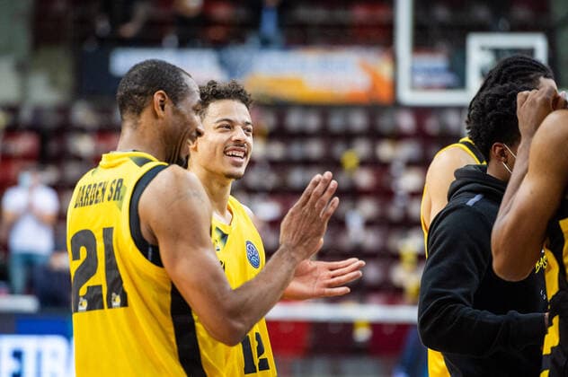 Jonah Radebaugh (MHP RIESEN Ludwigsburg 12) li: Tremmell Darden (MHP RIESEN Ludwigsburg 21) Freude bei Freude nach Sieg beim BCL-Spiel: MHP RIESEN Ludwigsburg - Dinamo Sassari am 05.10.2021 in Ludwigsburg (MHPArena) Deutschland Ludwigsburg. 05.10.21 Baskettball , 05.10.2021, Ludwigsburg (Deutschland)