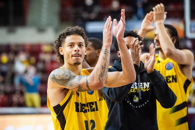Jonah Radebaugh (MHP RIESEN Ludwigsburg 12) Freude bei Freude nach Sieg beim BCL-Spiel: MHP RIESEN Ludwigsburg - Dinamo Sassari am 05.10.2021 in Ludwigsburg (MHPArena) Deutschland Ludwigsburg. 05.10.21 Baskettball , 05.10.2021, Ludwigsburg (Deutschland)
