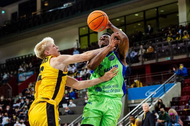 Tyus Battle (Dinamo Sassari 23) li: Jacob Patrick (MHP RIESEN Ludwigsburg 2) beim BCL-Spiel: MHP RIESEN Ludwigsburg - Dinamo Sassari am 05.10.2021 in Ludwigsburg (MHPArena) Deutschland Ludwigsburg. 05.10.21 Baskettball , 05.10.2021, Ludwigsburg (Deutschland)