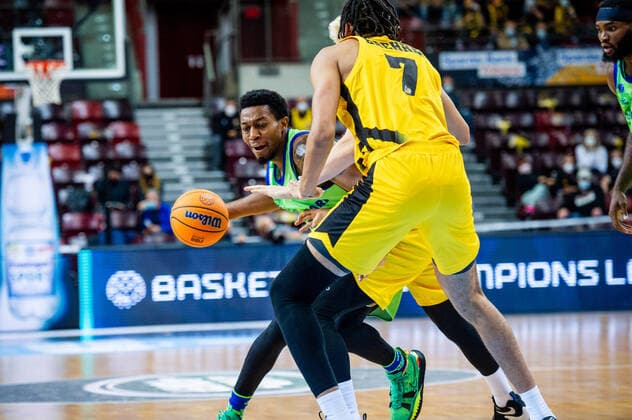 Tyus Battle (Dinamo Sassari 23) Jonathan Baehre (MHP RIESEN Ludwigsburg 7) beim BCL-Spiel: MHP RIESEN Ludwigsburg - Dinamo Sassari am 05.10.2021 in Ludwigsburg (MHPArena) Deutschland Ludwigsburg. 05.10.21 Baskettball , 05.10.2021, Ludwigsburg (Deutschland)