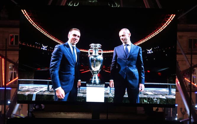 Bilder des Jahres 2021, Sport 10 Oktober Sport Themen der Woche KW40 Sport Bilder des Tages 05.10.21 Stuttgart Vorstellung UEFA EURO, EM, Europameisterschaft,Fussball 2024 Logo Deutschland, Stuttgart, 05.10.2021, Fussball, Vorstellung UEFA EM Euro 2024 Logo: v.l. Philipp Lahm, Aleksander Ceferin (Präsident UEFA) auf der Videoleinwand. *** 05 10 21 Stuttgart Presentation UEFA Euro 2024 Logo Germany, Stuttgart, 05 10 2021, Football, Presentation UEFA Euro 2024 Logo f l Philipp Lahm, Aleksander Ceferin President UEFA on video screen