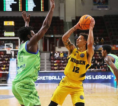 Jonah Radebaugh (Riesen, rechts) . MHP Riesen Ludwigsburg vs.Dinamo Basket Sassari . Basketball-Cha,pions League 2021-2022. Ludwigsburg , GER, 05.10.2021,