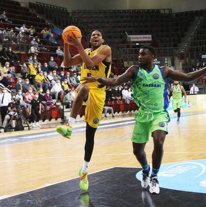 Justin Simon (Riesen, links) . MHP Riesen Ludwigsburg vs.Dinamo Basket Sassari . Basketball-Cha,pions League 2021-2022. Ludwigsburg , GER, 05.10.2021,