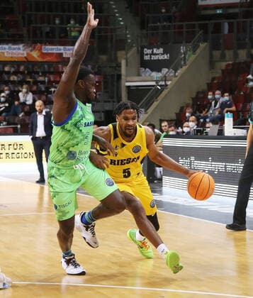 Justin Simon (Riesen) . MHP Riesen Ludwigsburg vs.Dinamo Basket Sassari . Basketball-Cha,pions League 2021-2022. Ludwigsburg , GER, 05.10.2021,