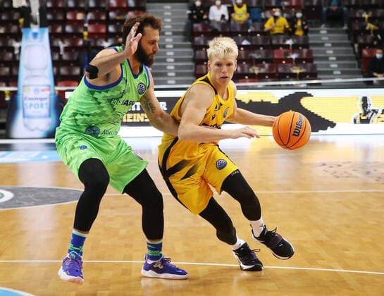 Jacob Patrick (Riesen, rechts) . MHP Riesen Ludwigsburg vs.Dinamo Basket Sassari . Basketball-Cha,pions League 2021-2022. Ludwigsburg , GER, 05.10.2021,