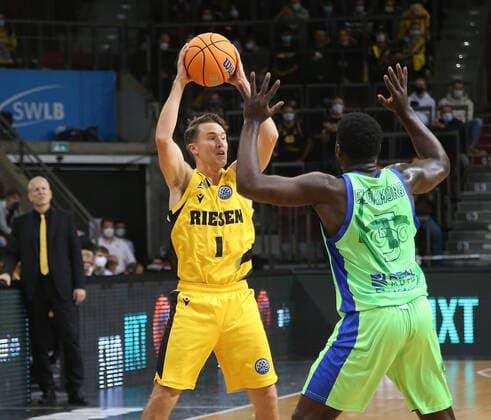 Jordan Hulls (Riesen, links) . MHP Riesen Ludwigsburg vs.Dinamo Basket Sassari . Basketball-Cha,pions League 2021-2022. Ludwigsburg , GER, 05.10.2021,