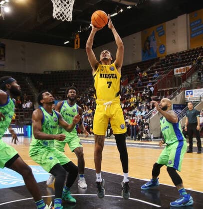 Jonazhan Bähre (Riesen) . MHP Riesen Ludwigsburg vs.Dinamo Basket Sassari . Basketball-Cha,pions League 2021-2022. Ludwigsburg , GER, 05.10.2021,