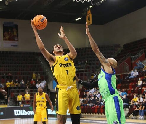 Jonazhan Bähre (Riesen), links) . MHP Riesen Ludwigsburg vs.Dinamo Basket Sassari . Basketball-Cha,pions League 2021-2022. Ludwigsburg , GER, 05.10.2021,