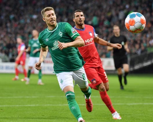 Mitchell Weiser (Werder Bremen), hinten Norman Theuerkauf (FC Heidenheim) 01.10.2021, Fussball GER, Saison 2021 2022, 2. Bundesliga, 9. Spieltag, SV Werder Bremen - 1. FC Heidenheim 3:0, Foto: Maik Hölter TEAM2sportphoto