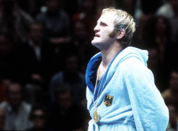 Olympische Spiele; München 1972 Boxen , Finale, Halbmittelgewicht Dieter Kottysch ( Deutschland) gegen Wieslaw Rudkowski (Polen weisses Hemd) , Olympiasieger Kottysch im Bademantel mit seiner Goldmedaille 10.09.1972 *** Olympic Games Munich 1972 Boxing , Final, Half Middleweight Dieter Kottysch Germany vs Wieslaw Rudkowski Poland white shirt , Olympic Champion Kottysch in bathrobe with his gold medal 10 09 1972 HM