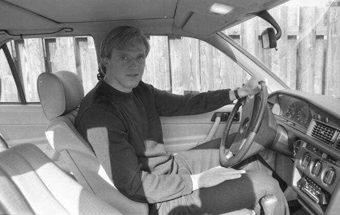 20.10.83 VfB Stuttgart Dan Corneliusson Deutschland, Stuttgart, 20.10.1983, Fussball, Bundesliga, VfB Stuttgart: Dan Corneliusson im Auto Mercedes. *** 20 10 83 VfB Stuttgart Dan Corneliusson Germany, Stuttgart, 20 10 1983, football, Bundesliga, VfB Stuttgart Dan Corneliusson in car Mercedes
