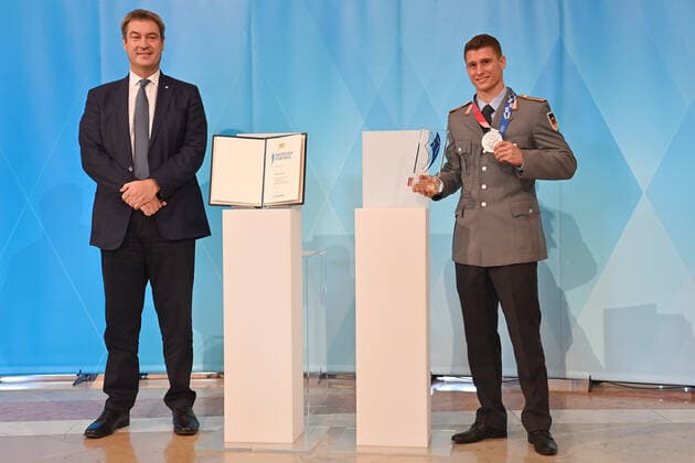 Lukas DAUSER (Silbermedaillengewinner Turnen Barren Tokyo 2020), Markus SOEDER (Ministerpraesident Bayern und CSU Vorsitzender). Bayerischer Sportpreis 2021 am 06.10.2021.
