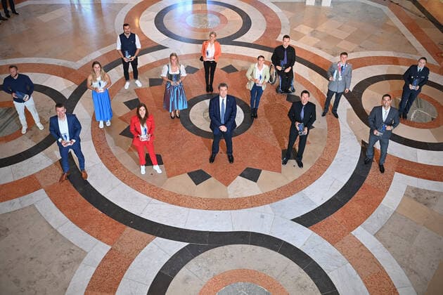 Gruppenfoto Markus SOEDER (Ministerpraesident Bayern und CSU Vorsitzender) mit den geehrten Sportlern, Bayerischer Sportpreis 2021 am 06.10.2021.