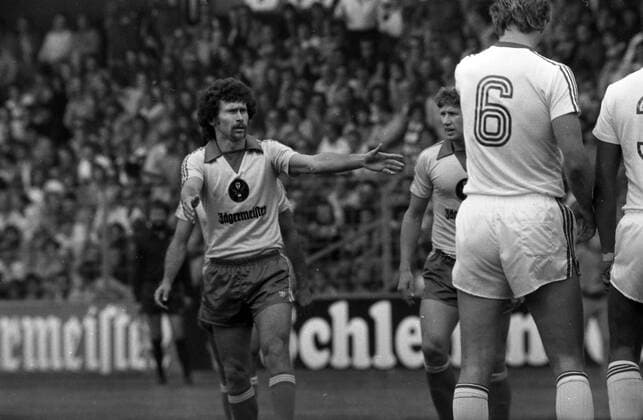 13.08.77 Eintracht Braunschweig - VfB Stuttgart Deutschland, Braunschweig, 13.08.1977, Fussball, Bundesliga, Eintracht Braunschweig - VfB Stuttgart (3:1): Paul Breitner (Eintracht Braunschweig). *** 13 08 77 Eintracht Braunschweig VfB Stuttgart Germany, Braunschweig, 13 08 1977, Football, Bundesliga, Eintracht Braunschweig VfB Stuttgart 3 1 Paul Breitner Eintracht Braunschweig