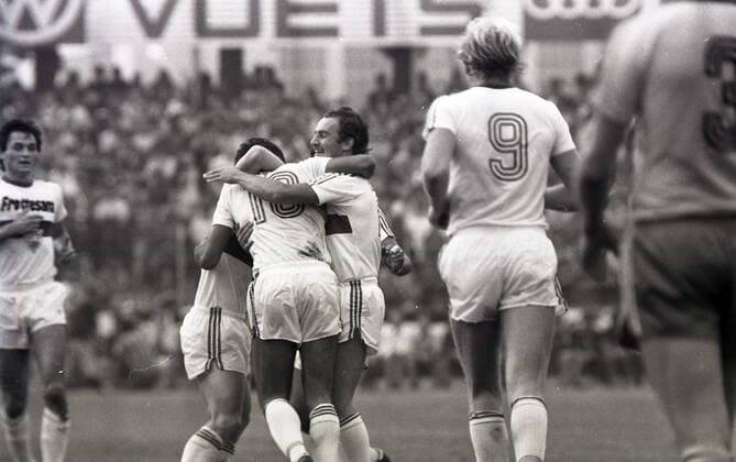 13.08.77 Eintracht Braunschweig - VfB Stuttgart Deutschland, Braunschweig, 13.08.1977, Fussball, Bundesliga, Eintracht Braunschweig - VfB Stuttgart (3:1): Jubel VfB Stuttgart Spieler. *** 13 08 77 Eintracht Braunschweig VfB Stuttgart Germany, Braunschweig, 13 08 1977, Football, Bundesliga, Eintracht Braunschweig VfB Stuttgart 3 1 cheer VfB Stuttgart player