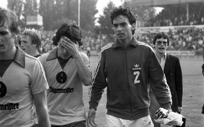 13.08.77 Eintracht Braunschweig - VfB Stuttgart Deutschland, Braunschweig, 13.08.1977, Fussball, Bundesliga, Eintracht Braunschweig - VfB Stuttgart (3:1): v.l. Wolfgang Frank (Eintracht Braunschweig), Hansi Müller (VfB Stuttgart). *** 13 08 77 Eintracht Braunschweig VfB Stuttgart Germany, Braunschweig, 13 08 1977, Football, Bundesliga, Eintracht Braunschweig VfB Stuttgart 3 1 v l Wolfgang Frank Eintracht Braunschweig , Hansi Müller VfB Stuttgart