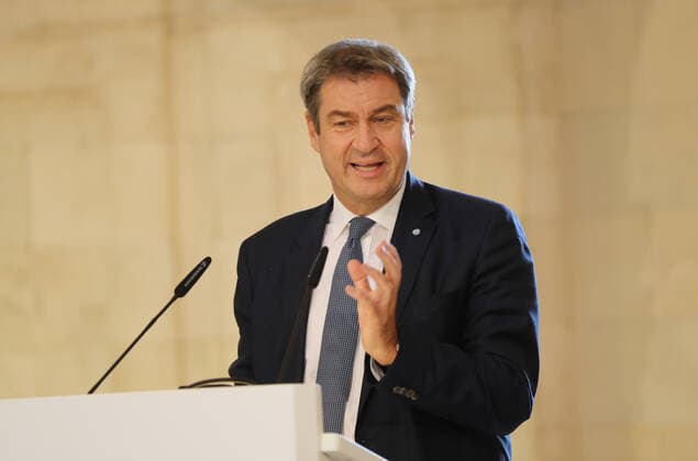 Der Bayerische Ministerpräsident Dr. Markus Söder verleiht den Bayerischen Medaillengewinner von Tokio den Bayerischen Sportpreis Dr. Markus Söder München Bayern Deutschland Staatskanzlei Kuppelsaal