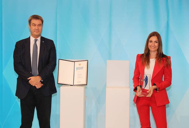 Der Bayerische Ministerpräsident Dr. Markus Söder verleiht den Bayerischen Medaillengewinner von Tokio den Bayerischen Sportpreis Markus Söder und Denise Schindler München Bayern Deutschland Staatskanzlei Kuppelsaal