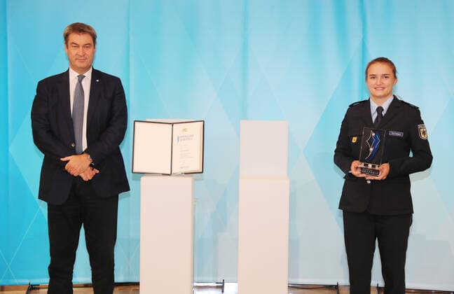 Der Bayerische Ministerpräsident Dr. Markus Söder verleiht den Bayerischen Medaillengewinner von Tokio den Bayerischen Sportpreis Markus Söder und Charline Schwarz München Bayern Deutschland Staatskanzlei Kuppelsaal
