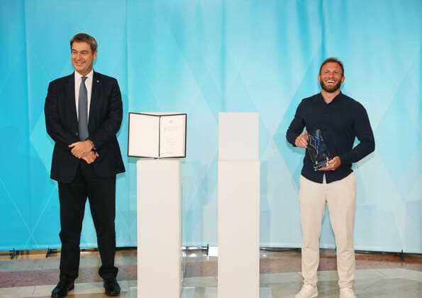Der Bayerische Ministerpräsident Dr. Markus Söder verleiht den Bayerischen Medaillengewinner von Tokio den Bayerischen Sportpreis Markus Söder und Sebastian Seidl München Bayern Deutschland Staatskanzlei Kuppelsaal