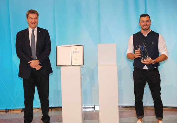 Der Bayerische Ministerpräsident Dr. Markus Söder verleiht den Bayerischen Medaillengewinner von Tokio den Bayerischen Sportpreis Markus Söder und Sideris Tasiadis München Bayern Deutschland Staatskanzlei Kuppelsaal