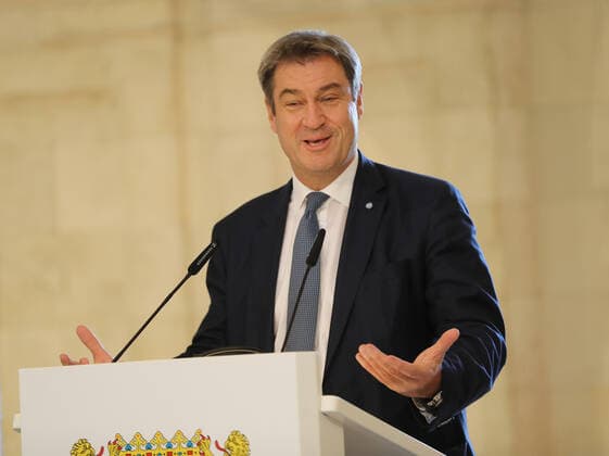 Der Bayerische Ministerpräsident Dr. Markus Söder verleiht den Bayerischen Medaillengewinner von Tokio den Bayerischen Sportpreis Dr. Markus Söder München Bayern Deutschland Staatskanzlei Kuppelsaal