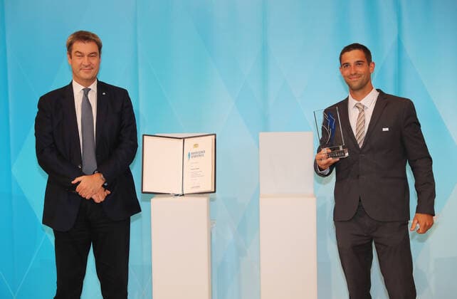 Der Bayerische Ministerpräsident Dr. Markus Söder verleiht den Bayerischen Medaillengewinner von Tokio den Bayerischen Sportpreis Markus Söder und Hannes Aigner München Bayern Deutschland Staatskanzlei Kuppelsaal
