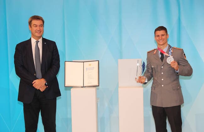 Der Bayerische Ministerpräsident Dr. Markus Söder verleiht den Bayerischen Medaillengewinner von Tokio den Bayerischen Sportpreis Markus Söder und Lukas Dauser München Bayern Deutschland Staatskanzlei Kuppelsaal